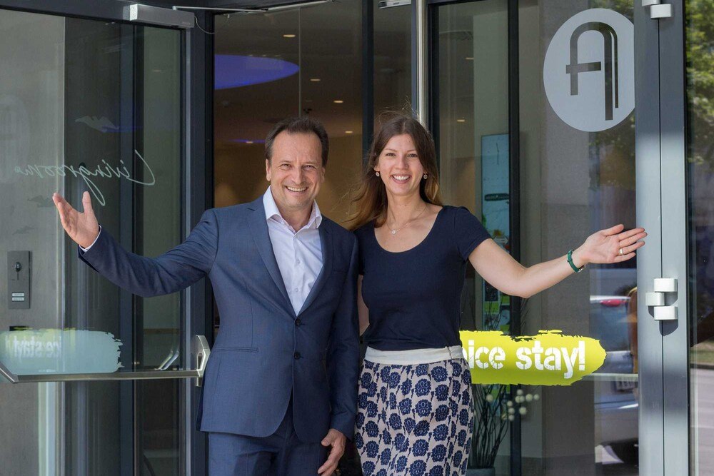 © Arcotel
Arcotel-Hotels-Vorstand Martin Lachout und Arcotel-Donauzentrum-Managerin Jenny Krumme öffneten im August erstmalig die Türen. Arcotel-Hotels-Vorstand Martin Lachout und Arcotel-Donauzentrum-Managerin Jenny Krumme öffneten im August erstmalig die Türen.