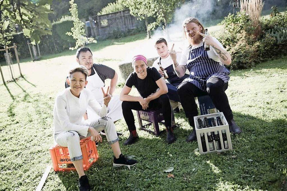 © Tom Mesic / Gelinaz!
May Chow vom Little Bao in Hong Kong; David Chang vom Momofuko in New York; Colombe Saint-Pierre vom Chez Saint-Pierre in Kanada; einer der zahlreichen Helfer und Lukas Mraz, der im Cordoba in Berlin kocht May Chow vom Little Bao in Hong Kong; David Chang vom Momofuko in New York; Colombe Saint-Pierre vom Chez Saint-Pierre in Kanada; einer der zahlreichen Helfer und Lukas Mraz, der im Cordoba in Berlin kocht