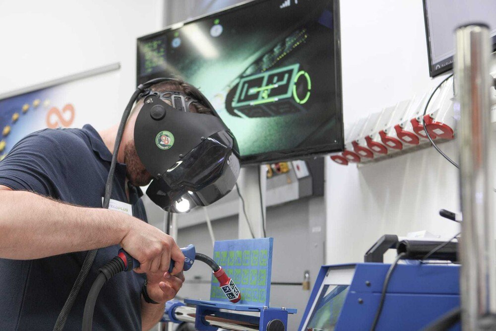 © EWM AG Der Augmented-Reality-Schweißtrainer „Soldamatic“ von Seabery ist ein weiterer Schritt zur Digitalisierung in der Schweißausbildung. Der Augmented-Reality-Schweißtrainer „Soldamatic“ von Seabery ist ein weiterer Schritt zur Digitalisierung in der Schweißausbildung.