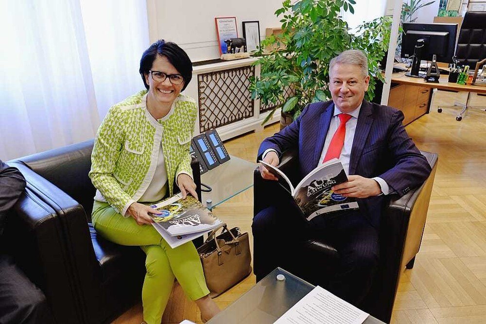 © Vierich
Obfrau Petra Nocker-Schwarzenbacher und BM Andrä Rupprechter im ÖGZ-Gespräch im Büro des Ministers. Obfrau Petra Nocker-Schwarzenbacher und BM Andrä Rupprechter im ÖGZ-Gespräch im Büro des Ministers.