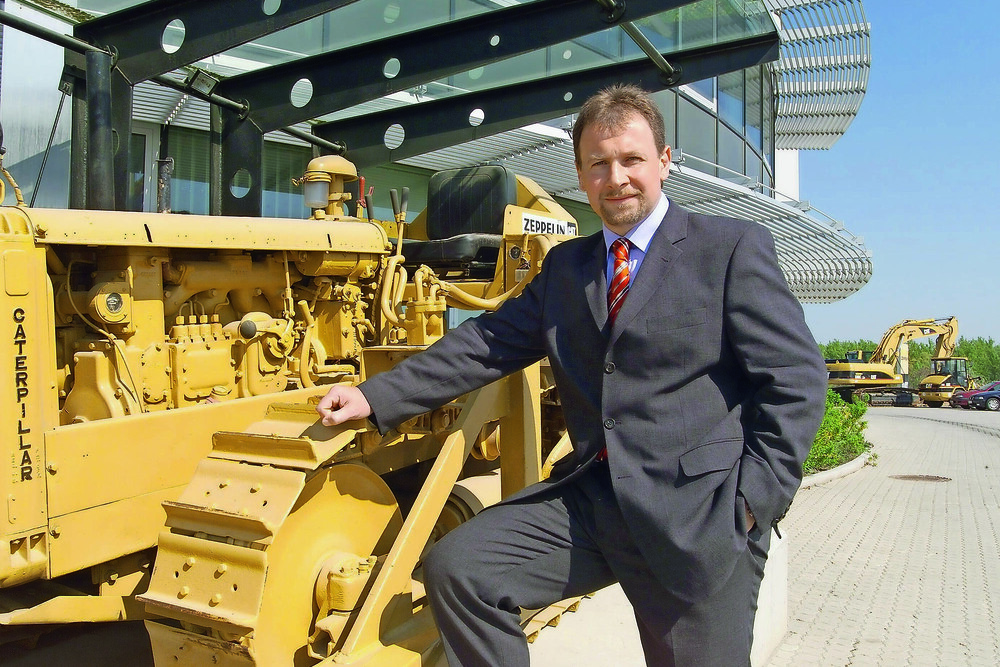© Zeppelin Österreich
„Bei einer Auslastung zwischen 50 und 70 Prozent rechnet sich die Investition in ein Neugerät oft nicht. Hier versuchen wir mit dem Kunden zusammen eine Lösung zu finden, die für seine Einsatzzeiten Sinn macht“, sagt Zeppelin-Österreich-Boss Friedrich Mozelt. „Bei einer Auslastung zwischen 50 und 70 Prozent rechnet sich die Investition in ein Neugerät oft nicht. Hier versuchen wir mit dem Kunden zusammen eine Lösung zu finden, die für seine Einsatzzeiten Sinn macht“, sagt Zeppelin-Österreich-Boss Friedrich Mozelt.