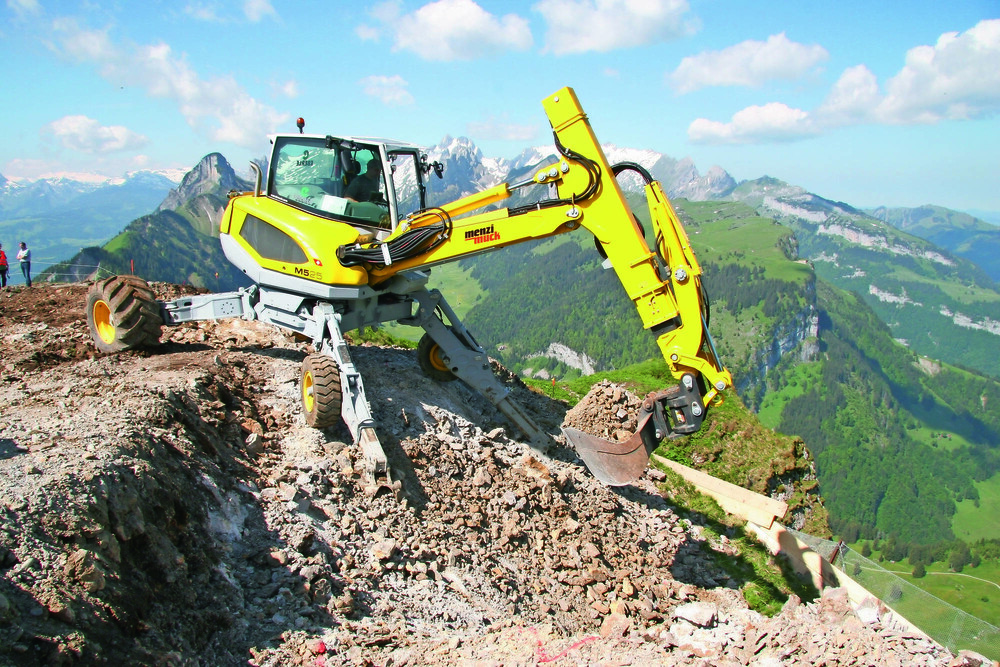 © Menzi Muck
Schreitbagger, wie hier das Modell M 525 von Menzi Muck, arbeiten auf den höchsten Gipfeln der österreichischen Alpen. Schreitbagger, wie hier das Modell M 525 von Menzi Muck, arbeiten auf den höchsten Gipfeln der österreichischen Alpen.