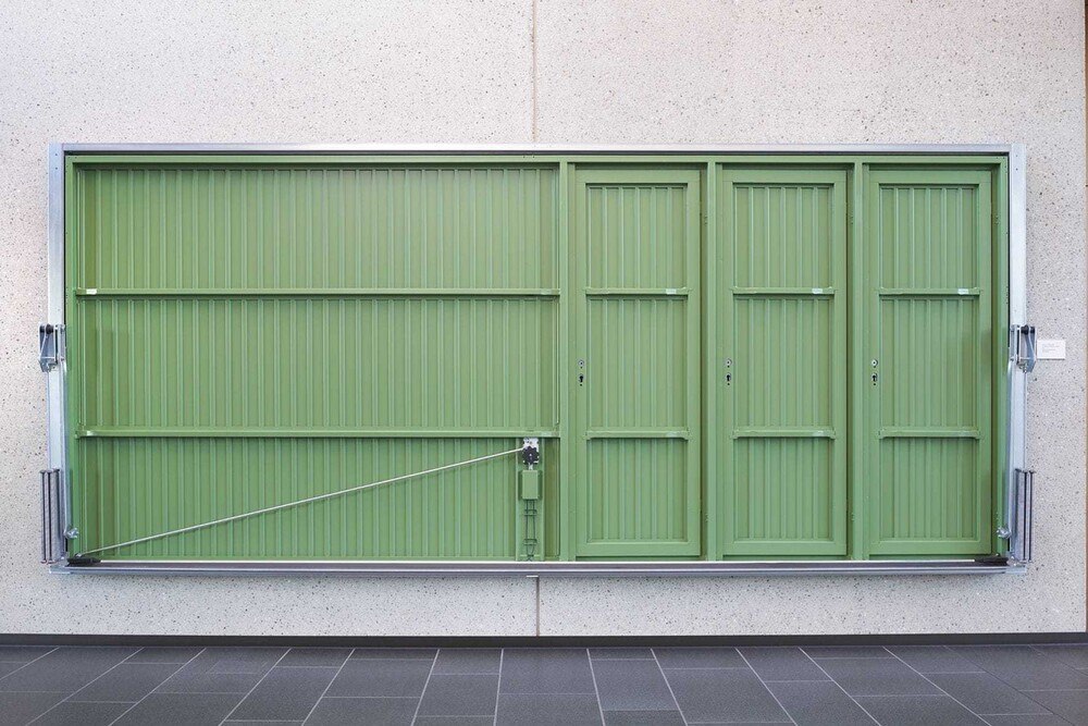 © Hörmann
Die andere Sicht der Dinge: Der Künstler Andreas Slominski arbeitet mit Garagentoren. Das Kunstwerk „GGG 33803“ hängt im Hörmann Forum am Unternehmenssitz in Steinhagen. Die andere Sicht der Dinge: Der Künstler Andreas Slominski arbeitet mit Garagentoren. Das Kunstwerk „GGG 33803“ hängt im Hörmann Forum am Unternehmenssitz in Steinhagen.