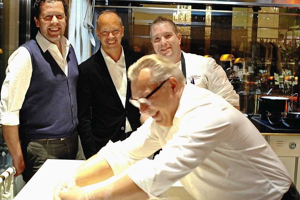 Nicht nur Fleisch im neuen „Meissl & Schadn“: Michael Pfaller zeigt Florian Weitzer, Georg Entler und Jürgen Gschwendtner den gezogenen Apfelstrudel.
© Roland Graf Nicht nur Fleisch im neuen „Meissl & Schadn“: Michael Pfaller zeigt Florian Weitzer, Georg Entler und Jürgen Gschwendtner den gezogenen Apfelstrudel.