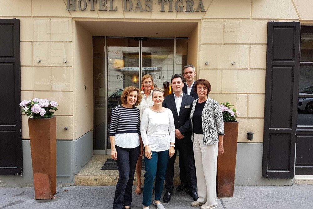 Eigentümerin Doris Kurtz und Hotelmanagerin Christina Steinkellner gratulieren jenen Mitarbeitern, die zusammen schon 55 Jahre im Das Tigra arbeiten.
© Das Tigra Eigentümerin Doris Kurtz und Hotelmanagerin Christina Steinkellner gratulieren jenen Mitarbeitern, die zusammen schon 55 Jahre im Das Tigra arbeiten.