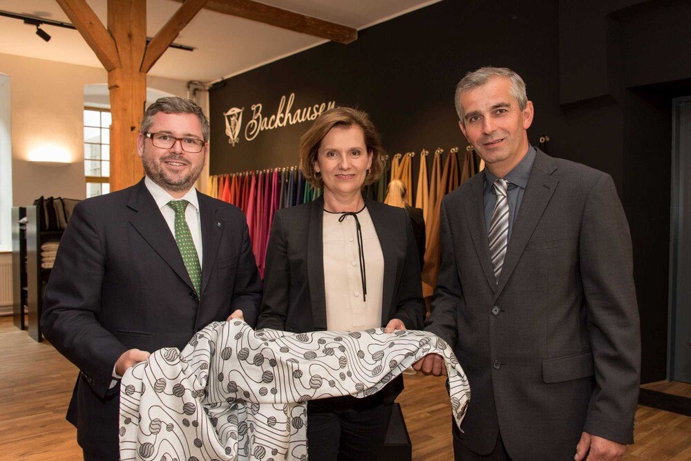 © Bill Lorenz
Design Shop Eröffnung: Landesrat Ludwig Schleritzko; Louise Kiesling, Eigentümerin Backhausen und Vizebürgermeister Hohenreich Manfred Zeilinger. Design Shop Eröffnung: Landesrat Ludwig Schleritzko; Louise Kiesling, Eigentümerin Backhausen und Vizebürgermeister Hohenreich Manfred Zeilinger.
