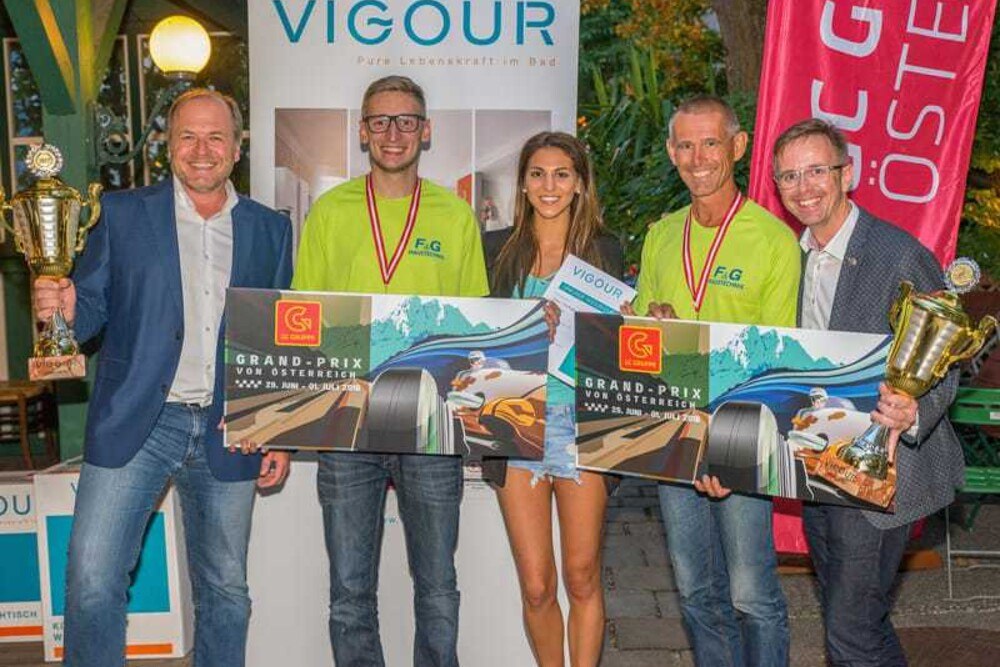 © GC-Gruppe Österreich
Hans-Peter Moser (persönlich haftender Gesellschafter GC Österreich), die Gewinner Fabian Freinberger und Anton Sturmlechner (beide Firma F&G) mit dem VIGOUR-Grid-Girl und Herbert Aichinger (persönlich haftender Gesellschafter Wagner Haustechnik KG) Hans-Peter Moser (persönlich haftender Gesellschafter GC Österreich), die Gewinner Fabian Freinberger und Anton Sturmlechner (beide Firma F&G) mit dem VIGOUR-Grid-Girl und Herbert Aichinger (persönlich haftender Gesellschafter Wagner Haustechnik KG)