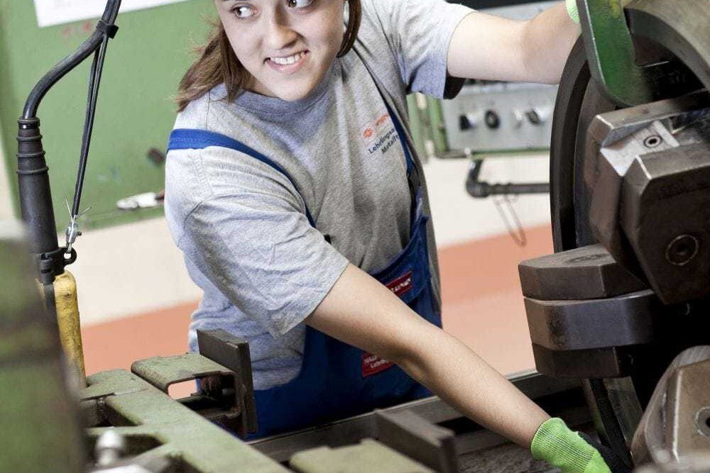© Wiener Linien
Auch Metalltechnik-Lehrlinge wie diese Maschinenbautechnikerin aus Wien haben die Möglichkeit eines Auslandspraktikums. Auch Metalltechnik-Lehrlinge wie diese Maschinenbautechnikerin aus Wien haben die Möglichkeit eines Auslandspraktikums.