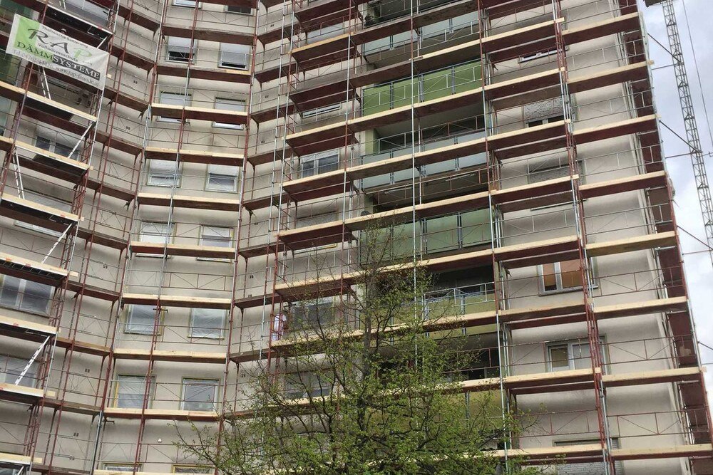 Die Balkone eines Hochhauses in Villach waren sanierungsbedürftig. Daher beauftragten die Eigentümer die Deurotherm Isolierungen GmbH aus Feldkirchen in Kärnten mit der Instandsetzung.
© Triflex Die Balkone eines Hochhauses in Villach waren sanierungsbedürftig. Daher beauftragten die Eigentümer die Deurotherm Isolierungen GmbH aus Feldkirchen in Kärnten mit der Instandsetzung.