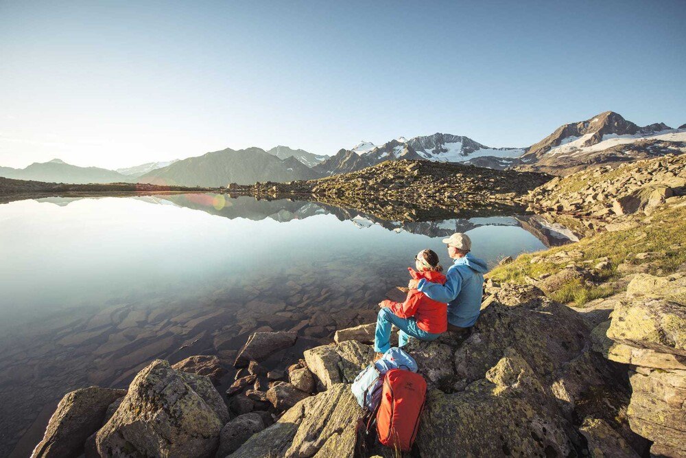 © TVB Stubai
Erholung an einem Bergsee im Stubaital. Exklusive Naturerlebnisse als touristisches Angebot. Im Winter strömen dann tausende Skitouristen ins Tal. Und machen Umsatz. Erholung an einem Bergsee im Stubaital. Exklusive Naturerlebnisse als touristisches Angebot. Im Winter strömen dann tausende Skitouristen ins Tal. Und machen Umsatz.