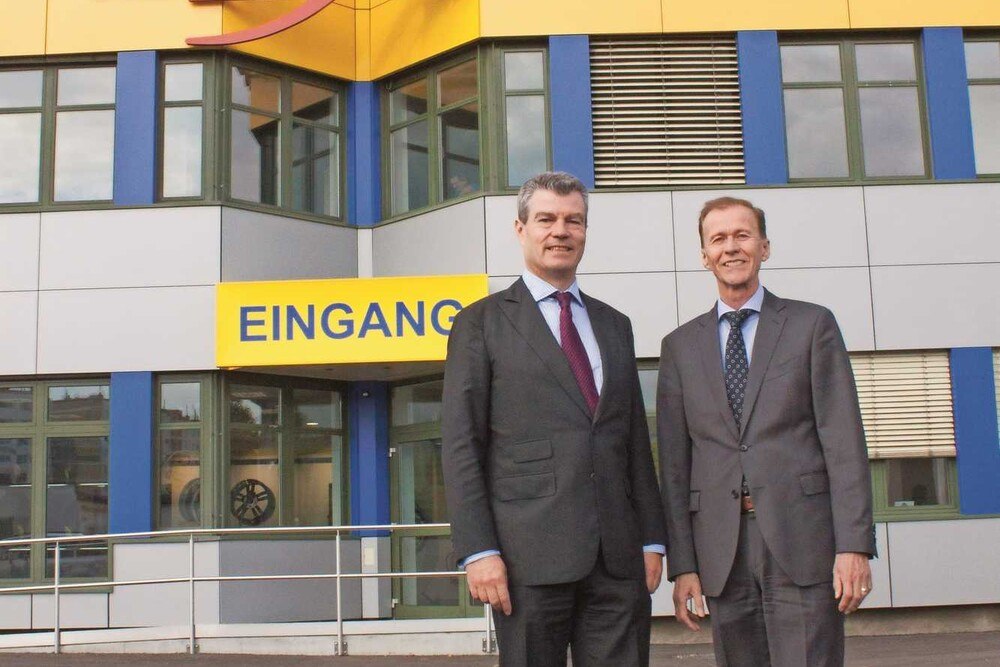 © KFZ Wirtschaft
Thomas Hammerschmid (GF Reifen John) und Hermann Kowarz (GF Stahlgruber Österreich) vor der neuen Reifen-John- Filiale in Wien-Meidling. Thomas Hammerschmid (GF Reifen John) und Hermann Kowarz (GF Stahlgruber Österreich) vor der neuen Reifen-John- Filiale in Wien-Meidling.