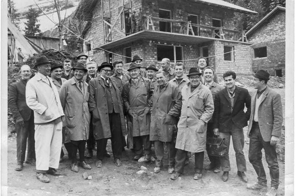 © Archiv
Der Wiener Glasertrupp: Die Chefs, eigentlich fast nur mehr mit Organisationstätigkeit im Betrieb beschäftigt, legten mit Begeisterung selbst Hand an. Der Wiener Glasertrupp: Die Chefs, eigentlich fast nur mehr mit Organisationstätigkeit im Betrieb beschäftigt, legten mit Begeisterung selbst Hand an.