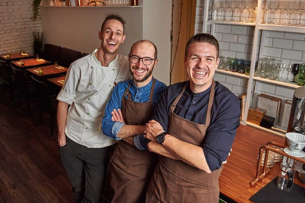 © Schedelberger
Miki Apostolo, Marcus Adam und Adam Bencze gehen neue und und gleichzeitig traditionelle Wege. Miki Apostolo, Marcus Adam und Adam Bencze gehen neue und und gleichzeitig traditionelle Wege.
