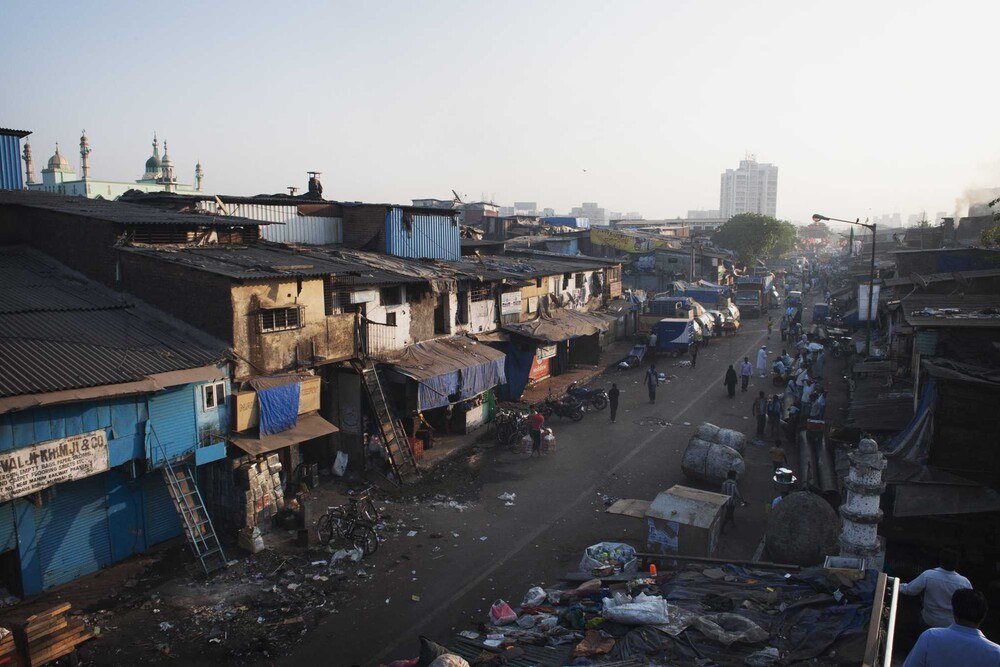 © Christopher Klettermayer
Mit mehr als einer Million Einwohner ist Dharavi der größte Slum Indiens. Mit Anbietern wie Reality Tours können Touristen ins Leben des Slums eintauchen. Mit mehr als einer Million Einwohner ist Dharavi der größte Slum Indiens. Mit Anbietern wie Reality Tours können Touristen ins Leben des Slums eintauchen.
