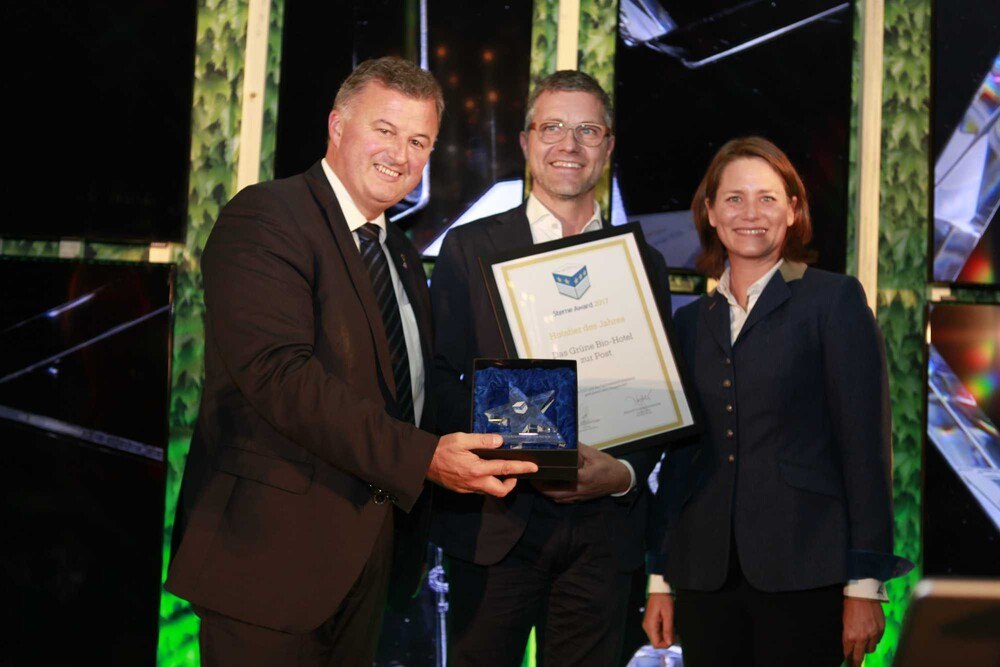 © Simon Jappel
Hotelier des Jahres 2017: Georg Maier, das Grüne Bio-Hotel zur Post in Salzburg (Mitte): li: Vorjahressiegerin und Laudatorin Sonja Wimmer (Harmonie Vienna) und Obmann Sigi Egger Hotelier des Jahres 2017: Georg Maier, das Grüne Bio-Hotel zur Post in Salzburg (Mitte): li: Vorjahressiegerin und Laudatorin Sonja Wimmer (Harmonie Vienna) und Obmann Sigi Egger