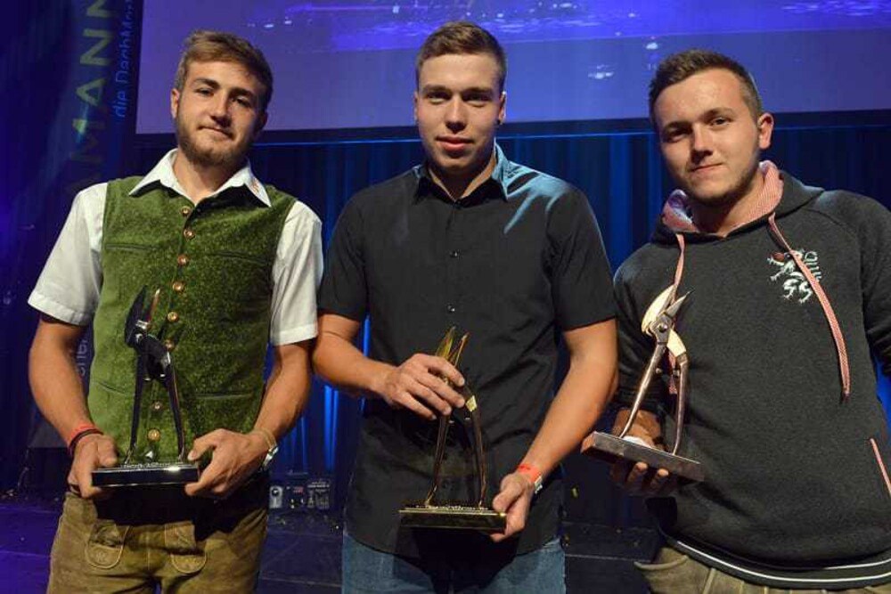 © Alexandra Serra Die drei besten Spengler des diesjährigen Bundeslehrlingswettbewerbs (v. l.): Alexander Hollaus (Zweiter), Gewinner Andreas Bechtold und Mark Krause (Dritter).