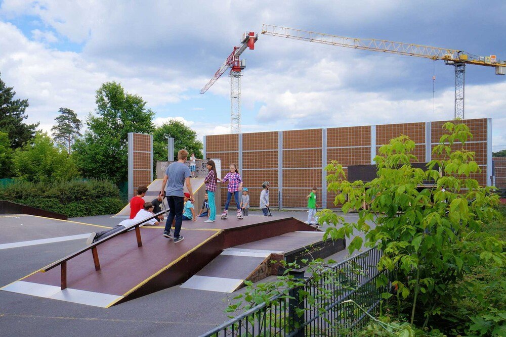 © Cay Dobberk
Eine Schallschutzmauer schützt in Berlin die Wohnanlage vor Kinderlärm Eine Schallschutzmauer schützt in Berlin die Wohnanlage vor Kinderlärm