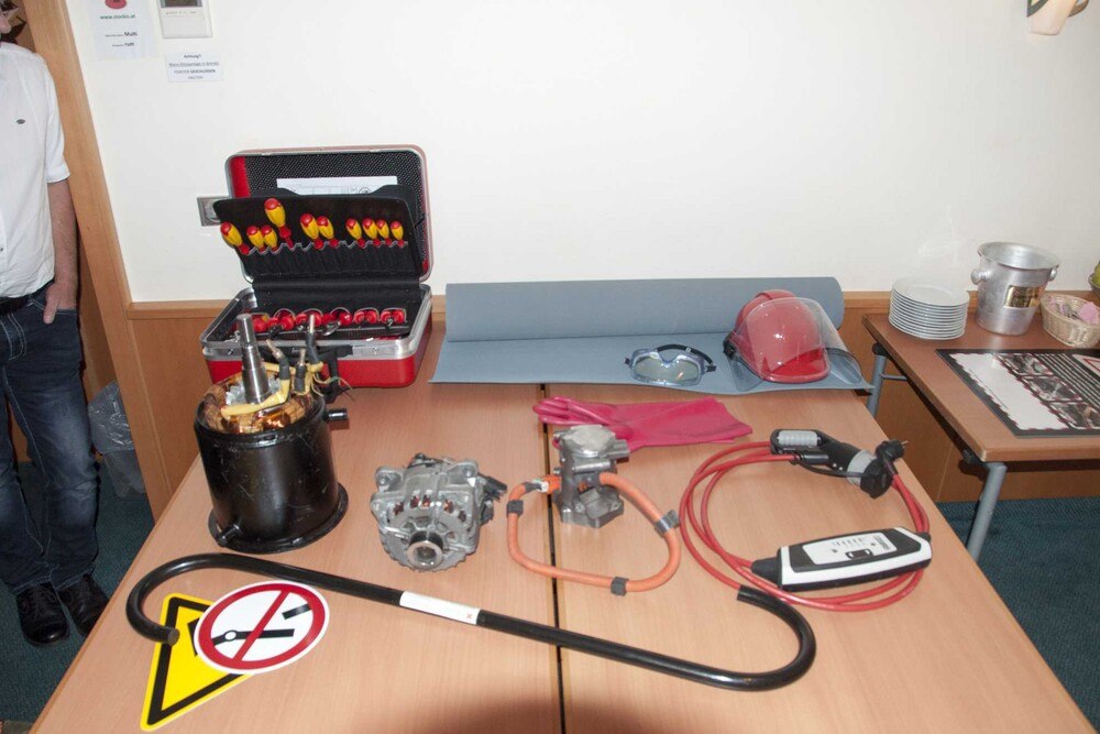 © KFZ Wirtschaft
Werkzeugpalette für die Arbeit an Hybrid- und Elektrofahrzeugen Werkzeugpalette für die Arbeit an Hybrid- und Elektrofahrzeugen