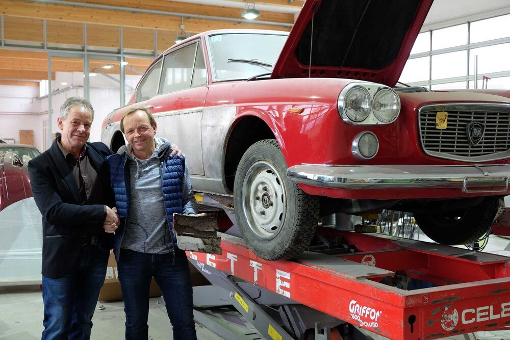 © KFZ Wirtschaft
Glasurit-Berater Michael Wolf (l.) und Karosseriespezialist Herbert Hochenthanner sind bereits seit 12 Jahren bewährte Geschäftspartner. Glasurit-Berater Michael Wolf (l.) und Karosseriespezialist Herbert Hochenthanner sind bereits seit 12 Jahren bewährte Geschäftspartner.