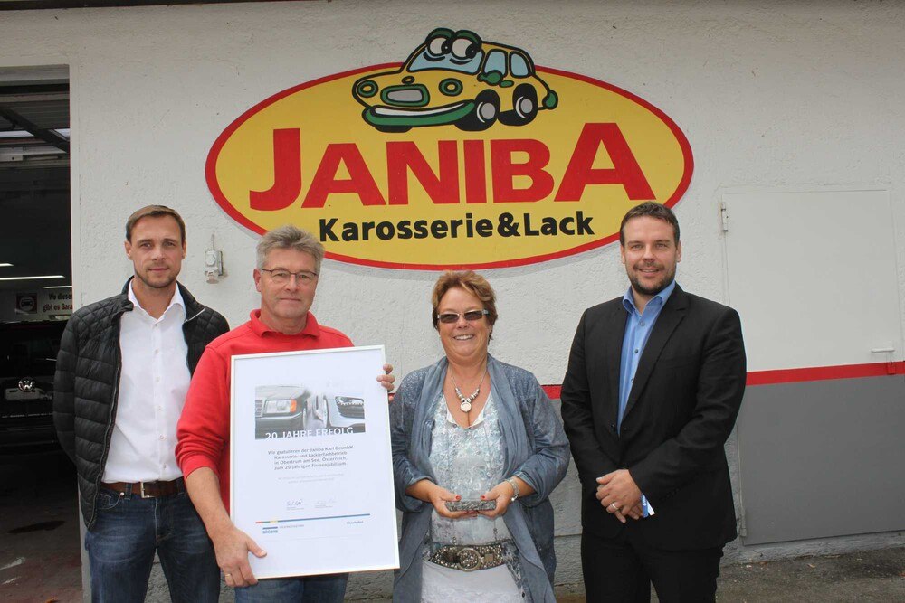 © KFZ Wirtschaft
Markus Hubinger (Akzo Nobel), Karl und Edeltraud Janiba und Daniel Kapeller (Vertriebsleiter Akzo Nobel) v. l. Markus Hubinger (Akzo Nobel), Karl und Edeltraud Janiba und Daniel Kapeller (Vertriebsleiter Akzo Nobel) v. l.
