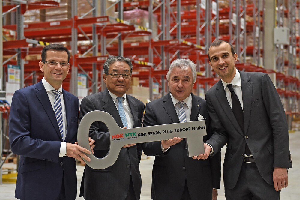 © NGK Spark Plugs Europe
Hoher Besuch bei der Schlüsselübergabe in Duisburg: Damien Germès, Senior Vice President NGK Spark Plug Europe, Shinichi Odo, President und CEO NGK Spark Plug, Volker Mosblech, Bürgermeister von Duisburg, und Jordan Corynen, Regional Director D-A-CH Goodman (v. l.) Hoher Besuch bei der Schlüsselübergabe in Duisburg: Damien Germès, Senior Vice President NGK Spark Plug Europe, Shinichi Odo, President und CEO NGK Spark Plug, Volker Mosblech, Bürgermeister von Duisburg, und Jordan Corynen, Regional Director D-A-CH Goodman (v. l.)