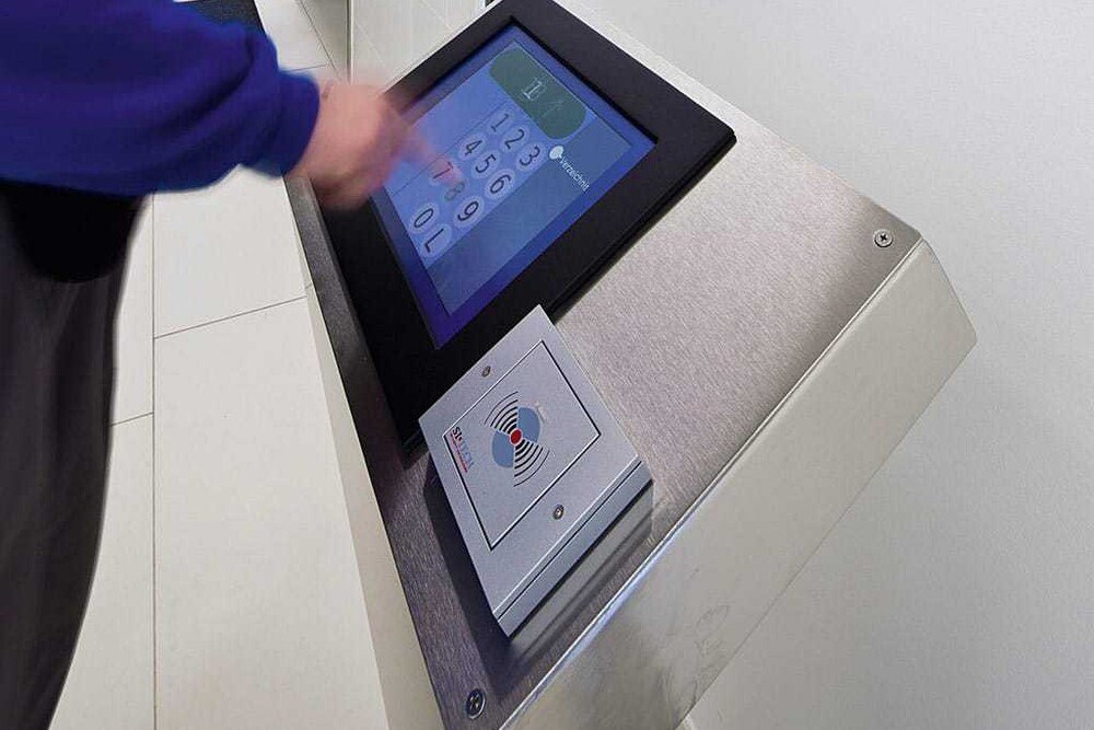 © Otis
Otis Compass: Durch Eingabe der Zieletage oder mittels Chipkarte wird dem Benutzer in Sekundenschnelle über den Touchscreen der günstigste Aufzug zugewiesen. Otis Compass: Durch Eingabe der Zieletage oder mittels Chipkarte wird dem Benutzer in Sekundenschnelle über den Touchscreen der günstigste Aufzug zugewiesen.