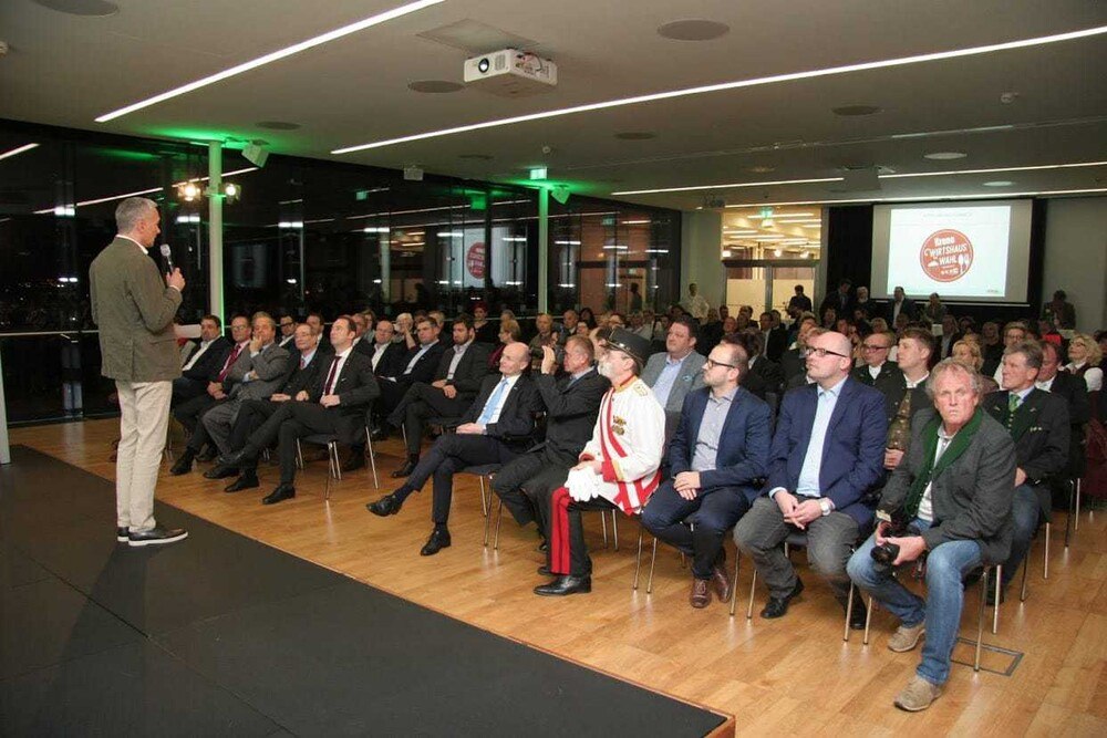 © WKO
Im Rahmen einer Gala wurden die Wirtinnen und Wirte geehrt. Im Rahmen einer Gala wurden die Wirtinnen und Wirte geehrt.