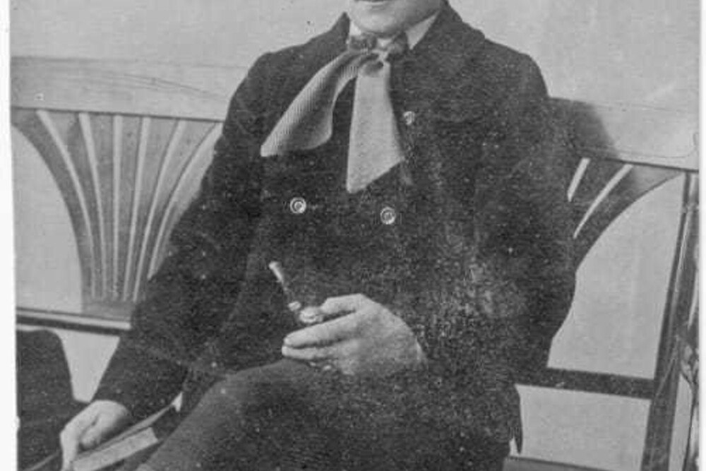 © Archiv Ludwig Grandy mit Künstlermasche und Samtrock, wie von Gustl Schieb beschrieben. Ludwig Grandy mit Künstlermasche und Samtrock, wie von Gustl Schieb beschrieben.