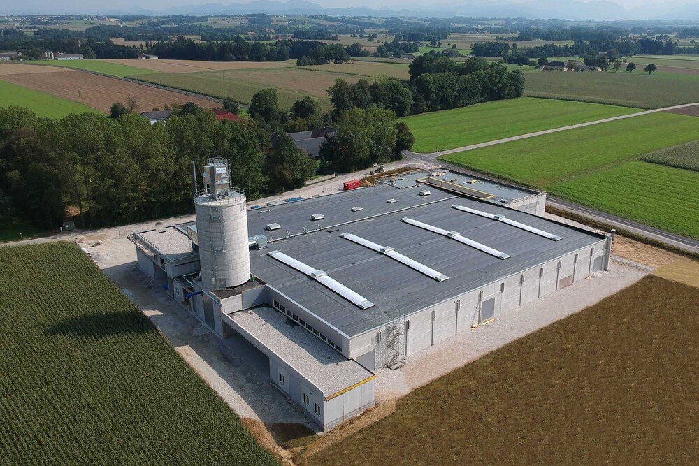 © Speedmaster Pünktlich im Oktober erfolgte die Inbetriebnahme des ersten Bauabschnitts der neuen Möbelteilefertigung in Eberstalzell.