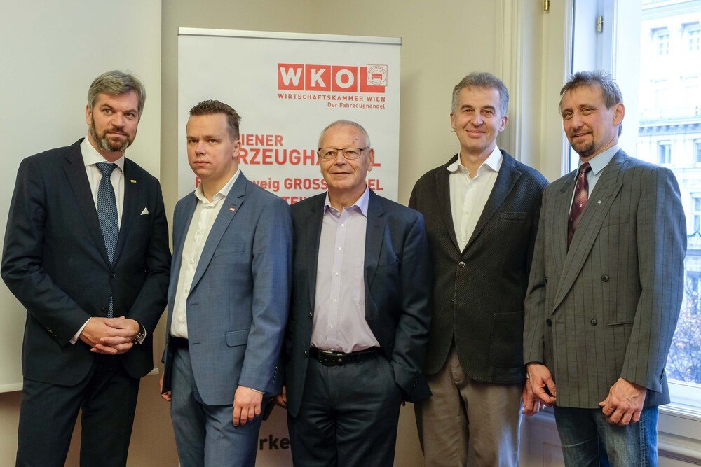 © Agentur Okermüller
Bernhard Wiesinger (ÖAMTC), Sebastian Obrecht (ARBÖ), Wolfgang Dytrich (Landesgremium Wien Fahrzeughandel), Walter Birner (VFT), Georg Ringseis (Landesinnungsmeister Fahrzeugtechnik Wien) (v.l.) Bernhard Wiesinger (ÖAMTC), Sebastian Obrecht (ARBÖ), Wolfgang Dytrich (Landesgremium Wien Fahrzeughandel), Walter Birner (VFT), Georg Ringseis (Landesinnungsmeister Fahrzeugtechnik Wien) (v.l.)