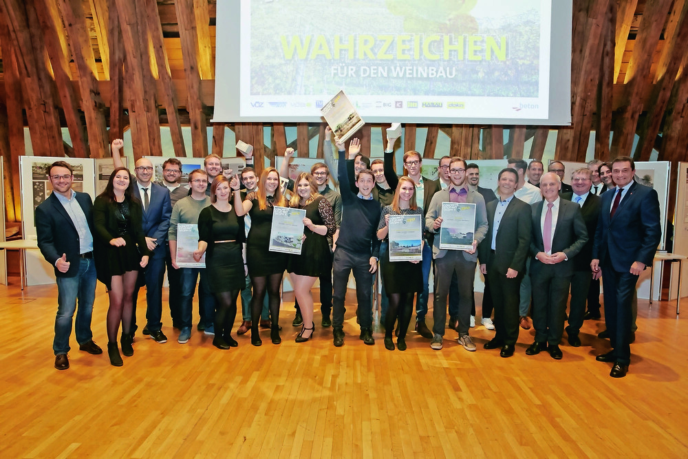 © VÖZ Die glücklichen Teilnahmer und Siegerteams der diesjährigen „Concrete Student Trophy“ in den Räumlichkeiten der TU Wien. Die glücklichen Teilnahmer und Siegerteams der diesjährigen „Concrete Student Trophy“ in den Räumlichkeiten der TU Wien.