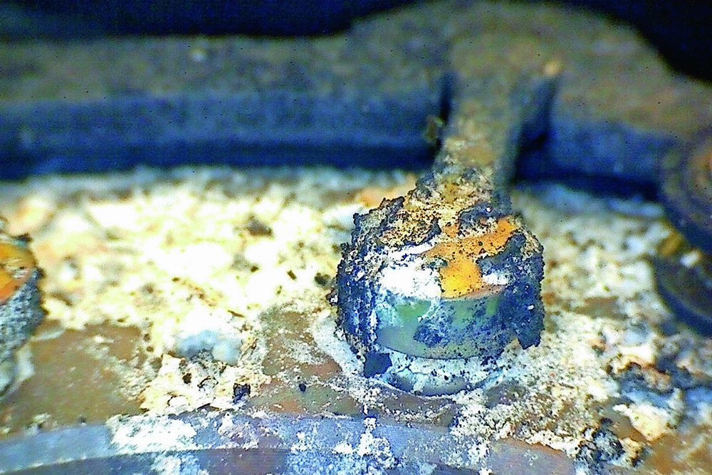 © KFZ wirtschaft
Wenn Wasser, Korrosionsrückstände und Kühlflüssigkeit in den Abgasstrom gelangen, bilden sich Ablagerungen, die den Verstellmechanismus eines VTG-Turboladers lahmlegen können. Wenn Wasser, Korrosionsrückstände und Kühlflüssigkeit in den Abgasstrom gelangen, bilden sich Ablagerungen, die den Verstellmechanismus eines VTG-Turboladers lahmlegen können.
