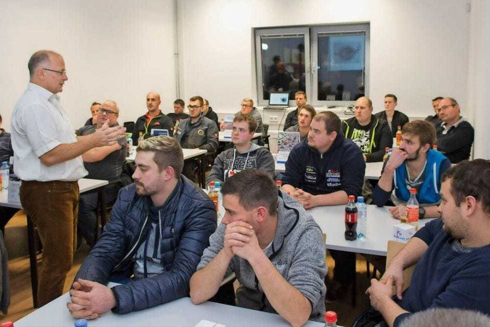 © KFZ wirtschaft
Bei der ZF-Technik-Schulung war das Stahlgruber-Verkaufshaus in Ried im Innkreis restlos besetzt. Bei der ZF-Technik-Schulung war das Stahlgruber-Verkaufshaus in Ried im Innkreis restlos besetzt.