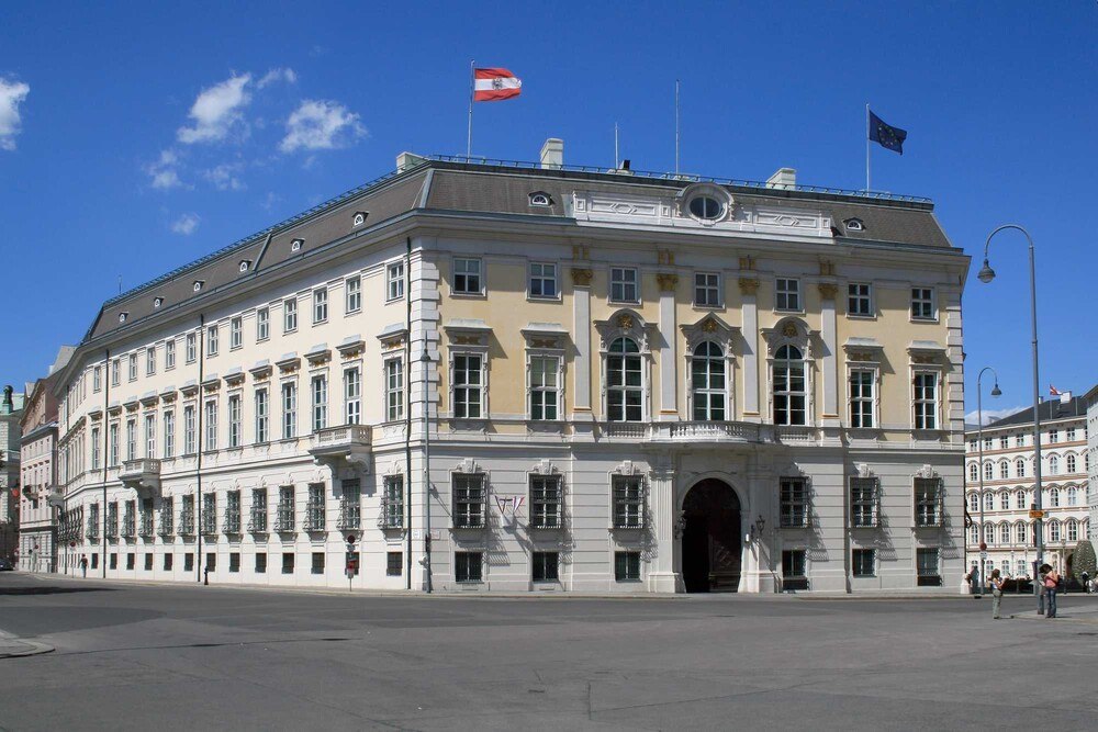 © Wikimedia
Was die Regierung um Kurz (ÖVP) und Strache (FPÖ) in den kommenden Jahren mit der Tourismusbranche vor hat, steht auf drei Seiten im 180 Seiten starken Regierungsprogramm. Was die Regierung um Kurz (ÖVP) und Strache (FPÖ) in den kommenden Jahren mit der Tourismusbranche vor hat, steht auf drei Seiten im 180 Seiten starken Regierungsprogramm.