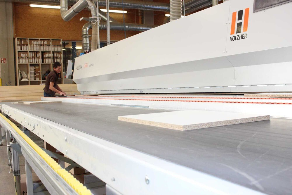 © Gernot Wagner Die Kantenanleimmaschine Accura 1566 industry sorgt mitsamt dem Leimauftragssystem Glue Jet in der Fertigung bei Zottler für die gewünschte Kantenqualität.