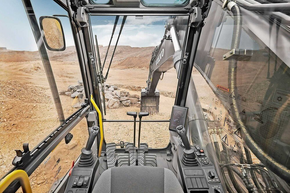 Baggerkabine von Volvo: Der skandinavische Hersteller meint, dass die meisten Fahrer diese Marke wegen der Gestaltung der Kabine und der Bedienerfreundlichkeit bevorzugen.
© Volvo CE Baggerkabine von Volvo: Der skandinavische Hersteller meint, dass die meisten Fahrer diese Marke wegen der Gestaltung der Kabine und der Bedienerfreundlichkeit bevorzugen.