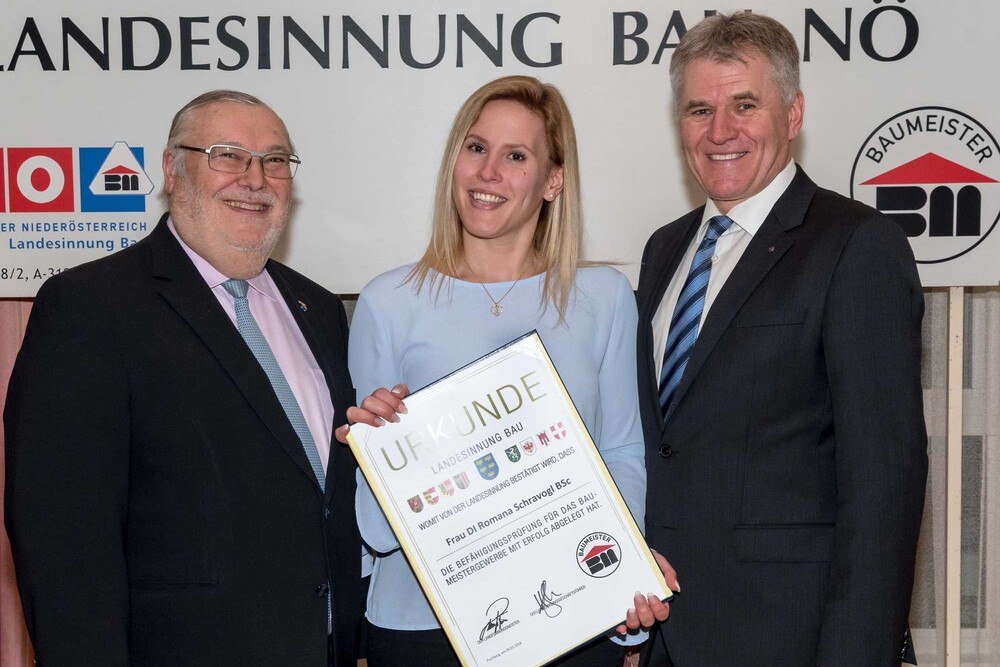 © BauInnung NÖ/Plutsch WKNÖ-Vize-Präsident Josef Breiter, Jungbaumeisterin Romana Schravogel und Innungsmeister Robert Jägersberger freuten sich über insgesamt 28 frisch gebackene Jungbaumeister bei den Baustudientagen in Puchberg am Schneeberg.