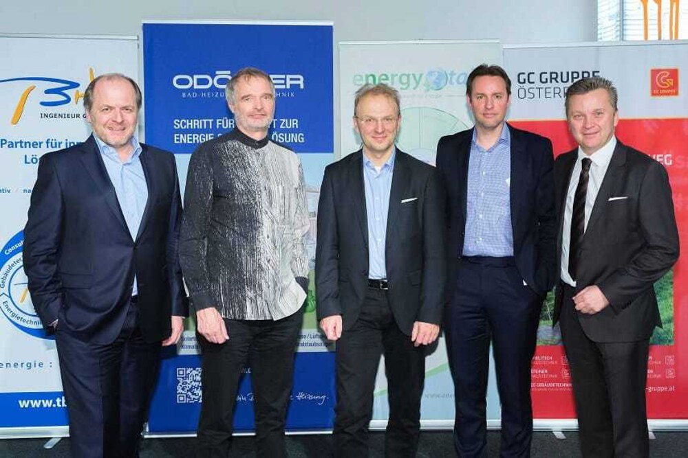 © energytalk/GEOPHO, Abdruck für Pressezwecke honorarfrei
(v.l.): Hans-Peter Moser (Odörfer Haustechnik), Architekt Markus Pernthaler, Bernd Vogl (MA 20), Christian Kussmann (ATT) und Robert Pichler (TBH Ingenieure) am energytalk. (v.l.): Hans-Peter Moser (Odörfer Haustechnik), Architekt Markus Pernthaler, Bernd Vogl (MA 20), Christian Kussmann (ATT) und Robert Pichler (TBH Ingenieure) am energytalk.