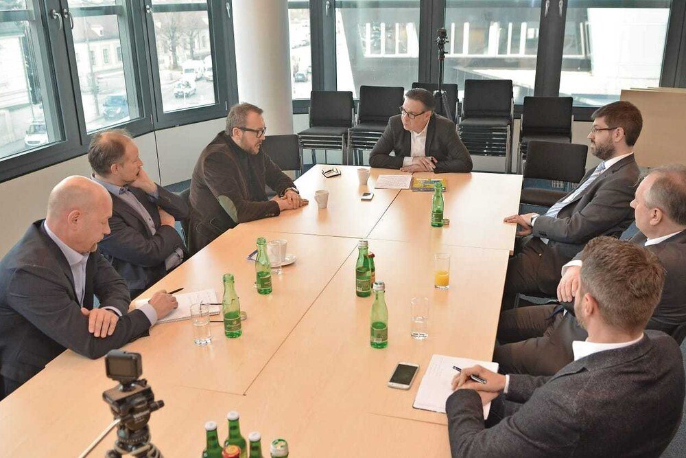 © KFZ wirtschaft
Die Diskutanten (im Uhrzeigersinn): Philipp Janout (Vertriebsleiter Reifen John), Klaus Kreisel (GF Gummi Kreisel), Michael Peschek (GF point-S), KFZ Wirtschaft-CR Wolfgang Bauer, Kristjan Ambroz (GF Semperit), Wolfgang Stummer (GF Goodyear Dunlop), Martin Krauss (GF Bridgestone) Die Diskutanten (im Uhrzeigersinn): Philipp Janout (Vertriebsleiter Reifen John), Klaus Kreisel (GF Gummi Kreisel), Michael Peschek (GF point-S), KFZ Wirtschaft-CR Wolfgang Bauer, Kristjan Ambroz (GF Semperit), Wolfgang Stummer (GF Goodyear Dunlop), Martin Krauss (GF Bridgestone)