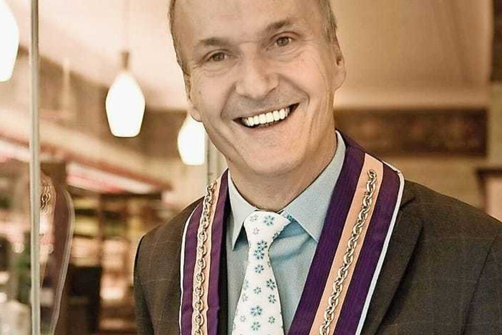 © Zum Schwarzen Kameel
Peter Friese vom Schwarzen Kameel wurde zum Gastronomen des Jahres gewählt Peter Friese vom Schwarzen Kameel wurde zum Gastronomen des Jahres gewählt