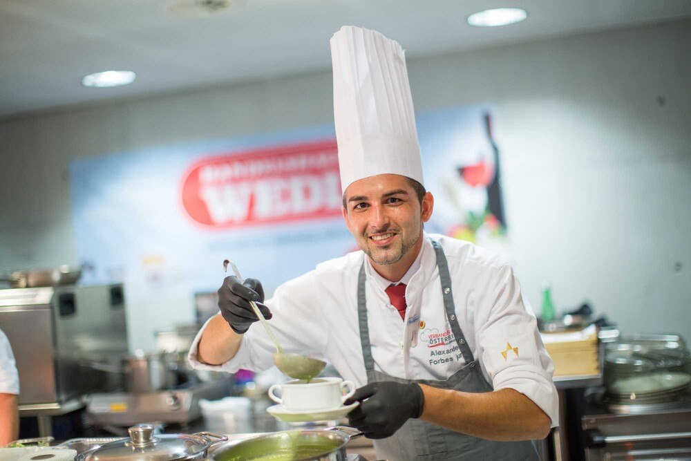 Alexander Forbes sorgt auf der Wedl Hausmesse während der Gast Klagenfurt für das leibliche Wohl
© Handelshaus Wedl Alexander Forbes sorgt auf der Wedl Hausmesse während der Gast Klagenfurt für das leibliche Wohl