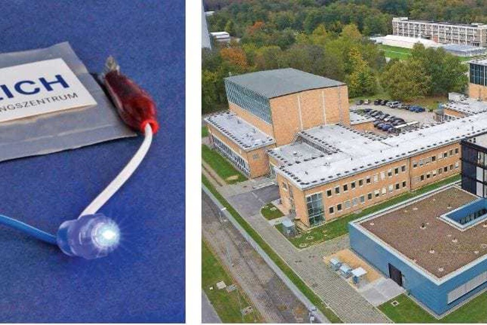 © Forschungszentrum Jülich GmbH Die am Forschungszentrum im deutschen Jülich (r.) entwickelte Feststoffbatterie auf keramischer Basis funktioniert bereits im Labormaßstab (l.). Die Herausforderung besteht nun darin, die chemischen Prozesse für die in Elektroautos benötigten großen Batteriepakete zu optimieren.