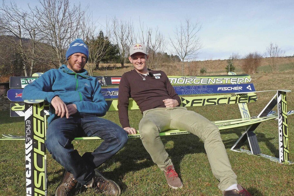 © die wirtschaft
Skimöbel-Chef Jakob Lederer (li.) mit Skisprungstar Thomas Morgenstern, für den er eine Bank aus seinen Skiern gebaut hat. Skimöbel-Chef Jakob Lederer (li.) mit Skisprungstar Thomas Morgenstern, für den er eine Bank aus seinen Skiern gebaut hat.