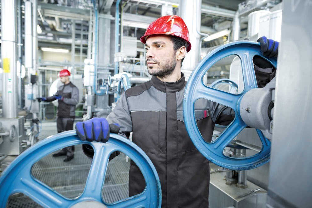 Hochwertige Schutzkleidung, fachgerechte Pflege und qualifizierte Inspektion vor Auslieferung bei Mewa.
© Mewa Hochwertige Schutzkleidung, fachgerechte Pflege und qualifizierte Inspektion vor Auslieferung bei Mewa.