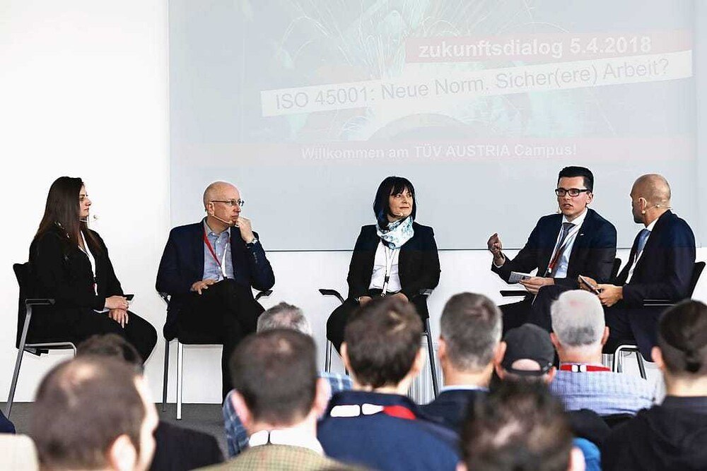 © TÜV Austria, Andreas Amsüss Diskutierten am ersten TÜV Austria Zukunftsdialog, v.l.n.r.: Stefanie Buchmann, Ernst Piller, Gabriele Poinsitt, Eugen Sadrić und Alexander Ladich.