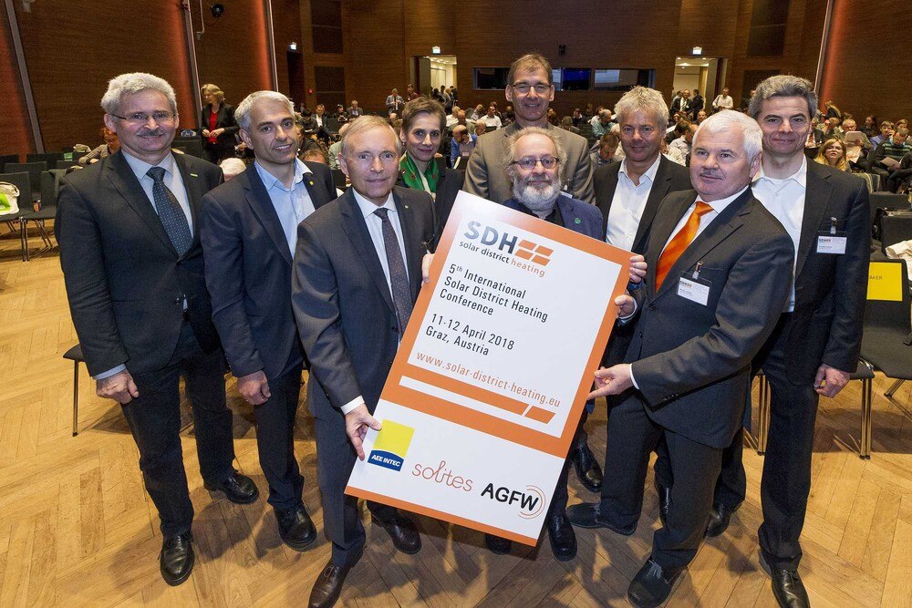 © Erwin Scheriau
Im Bild von links: Werner Prutsch (Environmental Agency, City of Graz), Christian Fink (AEE INTEC), Christian Purrer (Energie Steiermark), Birgit Strimitzer-Riedler (Land Steiermark), Theodor Zillner (Ministry of Traffic, Innovation and Technology), Ingmar Hobarth (Austrian Climate and Energy Fonds), Werner Lutsch (Euroheat & Power and AGFW) und Christian Maas (Authority for Environment and Energy, City of Hamburg) Im Bild von links: Werner Prutsch (Environmental Agency, City of Graz), Christian Fink (AEE INTEC), Christian Purrer (Energie Steiermark), Birgit Strimitzer-Riedler (Land Steiermark), Theodor Zillner (Ministry of Traffic, Innovation and Technology), Ingmar Hobarth (Austrian Climate and Energy Fonds), Werner Lutsch (Euroheat & Power and AGFW) und Christian Maas (Authority for Environment and Energy, City of Hamburg)