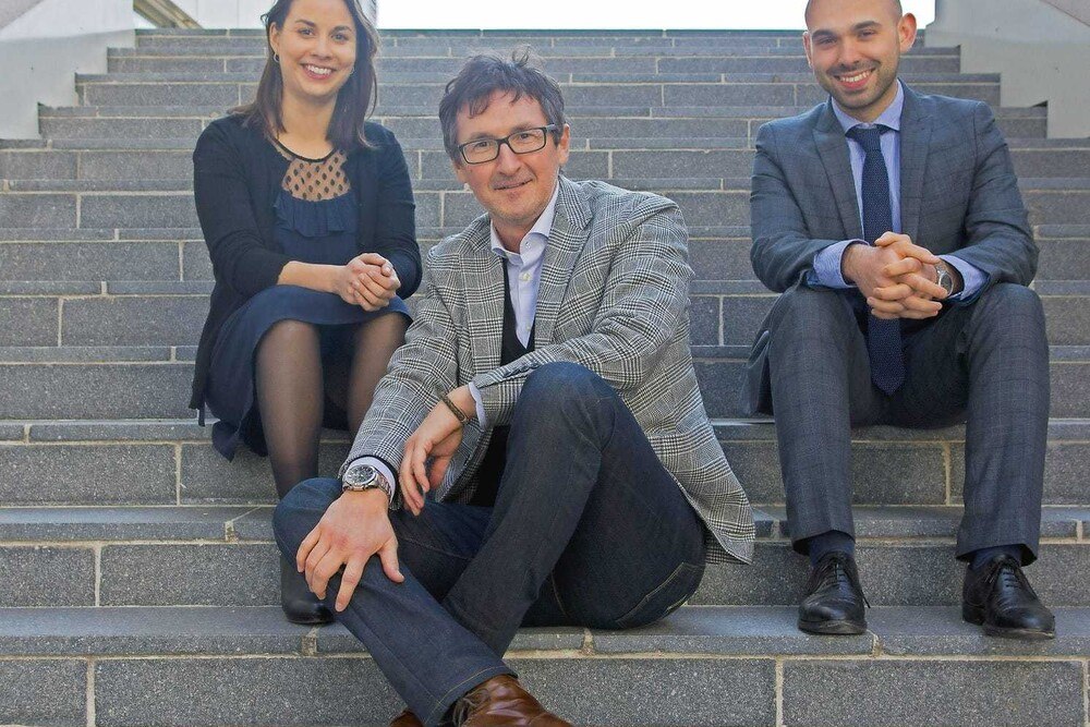 © KFZ Wirtschaft
Sophie Cornu (li.) folgt Augustin Rigaud (re.) nach und wird Günther Katzengruber (Mitte) bei Marketingagenden unterstützen. Sophie Cornu (li.) folgt Augustin Rigaud (re.) nach und wird Günther Katzengruber (Mitte) bei Marketingagenden unterstützen.