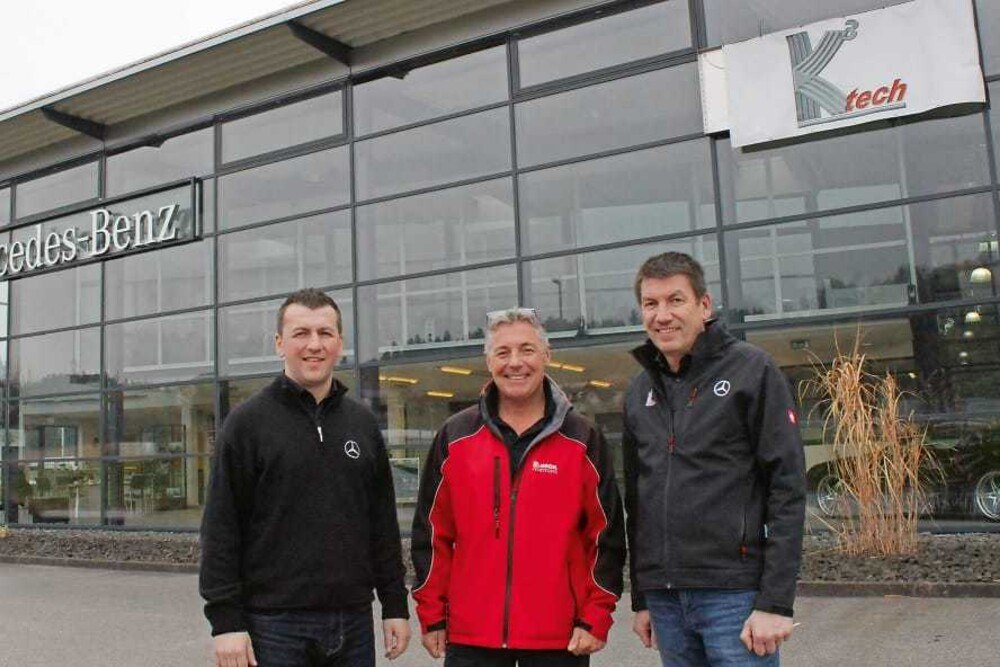© KFZ Wirtschaft
K3tech-autorisierter Servicepartner für Mercedes-Benz in Klagenfurt: Geschäftsführer Darko Djuric, Bernhard Blasl (Area Sales Manager Automotive bei Lukoil) und Betriebsleiter Bernd Csontala (v. l.) K3tech-autorisierter Servicepartner für Mercedes-Benz in Klagenfurt: Geschäftsführer Darko Djuric, Bernhard Blasl (Area Sales Manager Automotive bei Lukoil) und Betriebsleiter Bernd Csontala (v. l.)