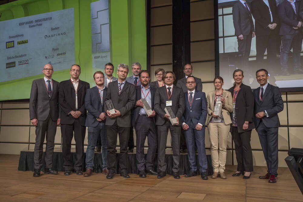 Großes Projekt, großes Team: Der KOOP Award in der Kategorie Infrastruktur ging an das Projektteam "Umbau Knoten Prater".
© öbv Großes Projekt, großes Team: Der KOOP Award in der Kategorie Infrastruktur ging an das Projektteam "Umbau Knoten Prater".