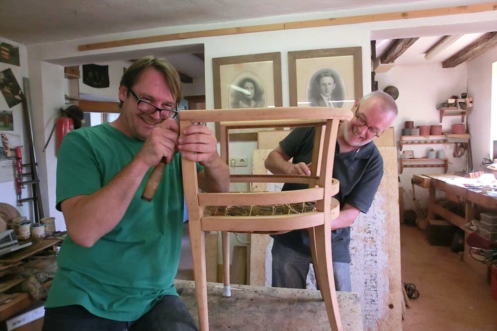 Der Kunsttischler Franz Potzmann aus dem Südburgenland gibt sein Wissen in Restaurierkursen weiter.
© Potzmann Der Kunsttischler Franz Potzmann aus dem Südburgenland gibt sein Wissen in Restaurierkursen weiter.